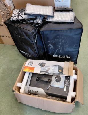 deux ordinateurs portables dans une boîte, avec des câbles posés dessus