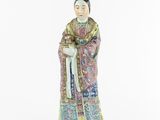 une figurine chinoise représentant une femme vêtue d'un kimono