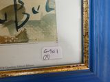 une photo d'un tableau accroché au mur d'une pièce bleue
