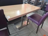 une table et des chaises dans un restaurant au sol carrelé