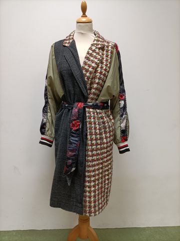 INTELLECTUAL REBELS. Manteau en polyester taille M/L. (maille tir