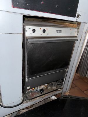 Un lave-verres professionnel, de marque Metro.