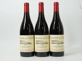 trois bouteilles de vin posées sur une table l'une à côté de l'autre