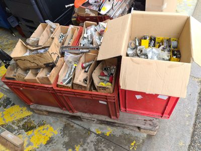 de nombreuses caisses d'outils posées sur une palette dans la rue