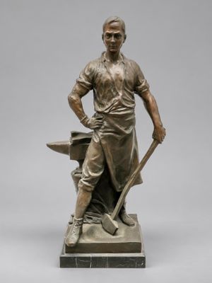 statue en bronze représentant un forgeron avec une enclume, posée sur un socle en marbre