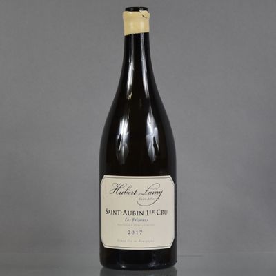 la bouteille de vin est vide sur la table