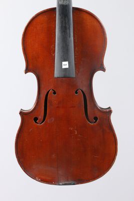 un vieux violon avec un archet accroché à son dos