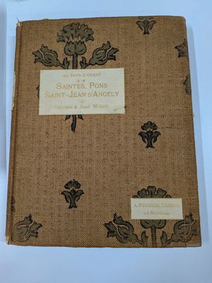 un vieux livre portant une étiquette, posé sur une table