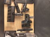 une photo montrant plusieurs armes accrochées au mur