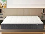 un matelas posé sur un lit dans une chambre