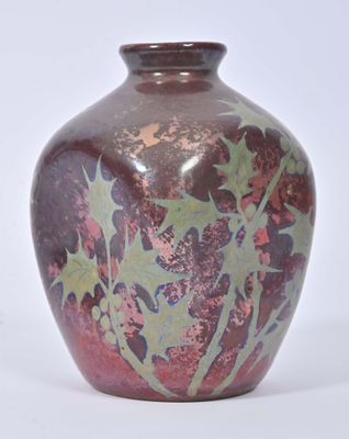 un vase posé sur une surface blanche