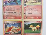 quatre cartes Pokémon aux motifs variés, posées sur une surface blanche