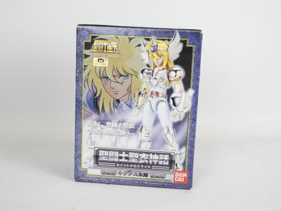La boîte du jeu de cartes représente une femme en robe blanche et un homme en