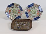 deux assiettes et un plateau sont posés sur une surface blanche