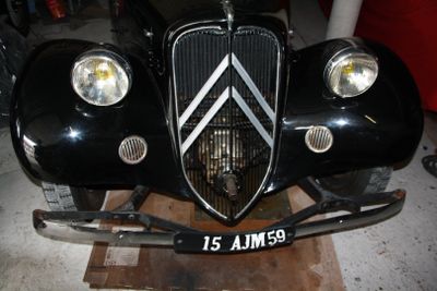 une voiture noire garée dans un garage