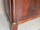 une armoire en bois dotée d'une porte sur le côté