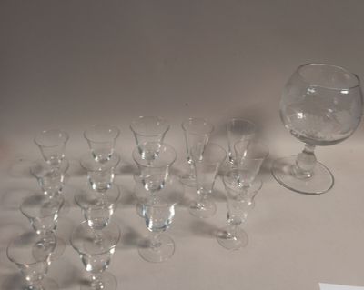 Partie de service de verres en cristal à piètement torsadés …