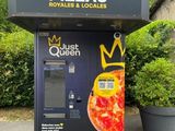 un distributeur automatique de pizzas surmonté d'une couronne