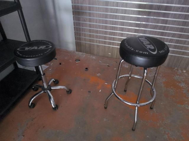 Deux tabourets VAR