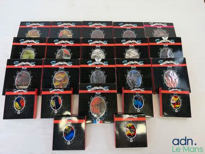 un grand nombre de badges posés sur une table
