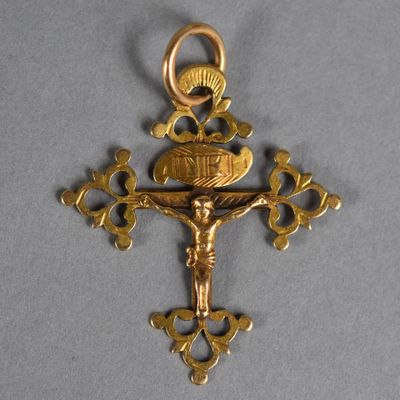 un gros plan d'une croix sur laquelle est représenté Jésus