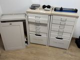 un bureau avec deux tiroirs, sur lequel est posée une imprimante