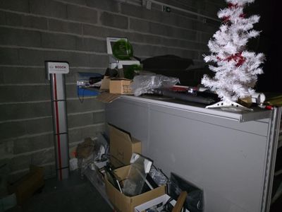 un sapin de Noël blanc posé sur un classeur