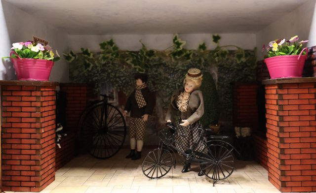 Diorama. Composition miniature, dans une vitrine en bois, vitre e...