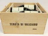 deux bouteilles de vin dans un coffret en bois sur une table