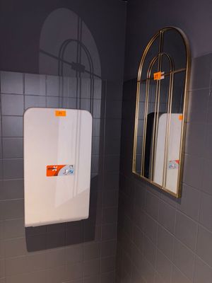 une salle de bains équipée de toilettes, d'un lavabo et d'un miroir