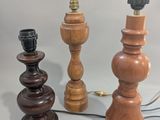 trois types différents de lampes en bois posées sur la table