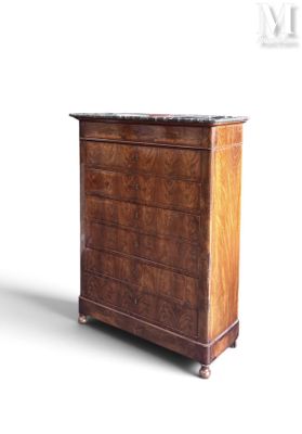 une image d'une commode avec un plateau en marbre