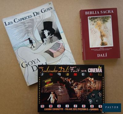 trois livres sont posés sur une table, à côté d'une tasse de café
