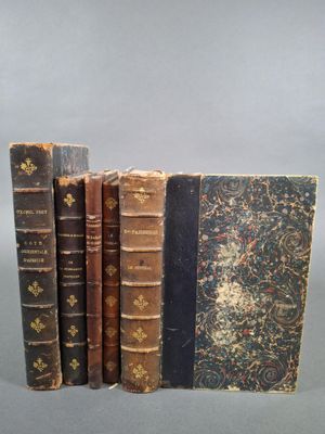 trois vieux livres posés l'un sur l'autre sur une table