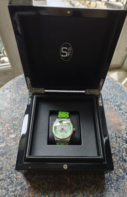 une boîte avec une montre à l'intérieur sur une table