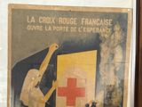 une photo d'une affiche sur laquelle figure une croix rouge