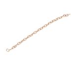 gros plan d'un bracelet en chaîne en or sur fond blanc