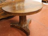 une table en bois et une commode dans une pièce