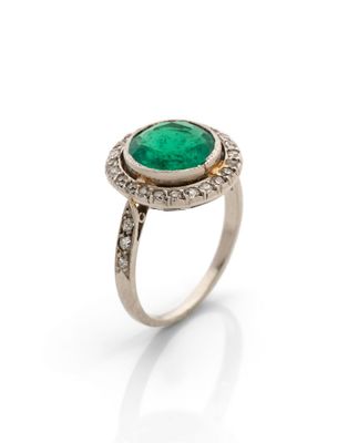 une bague en émeraude et diamant