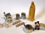 beaucoup de petites figurines qui se trouvent sur la table