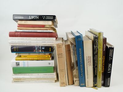 plusieurs livres empilés sur une table