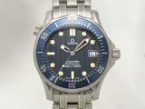 une montre au cadran bleu, montée sur un bracelet argenté