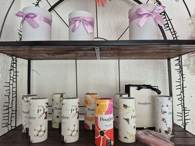 une étagère sur laquelle sont disposés de nombreux articles de toutes sortes