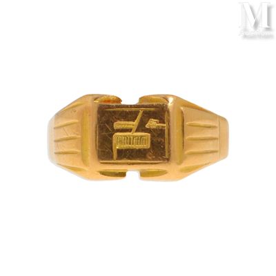 une image d'un gros plan d'une bague en or sur un fond blanc