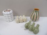 trois vases posés les uns à côté des autres sur la table