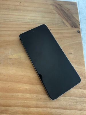 un gros plan d'un téléphone portable posé sur une table en bois