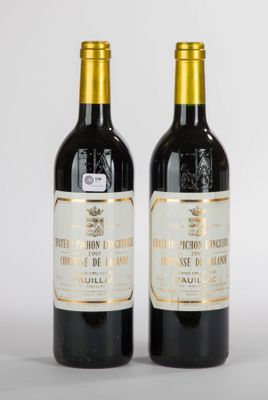deux bouteilles de vin posées l'une à côté de l'autre sur une table