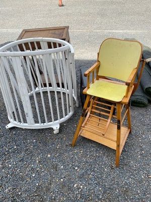 deux chaises et un lit de bébé au milieu d'un parking