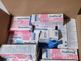 une boîte contenant du dentifrice et des brosses à dents