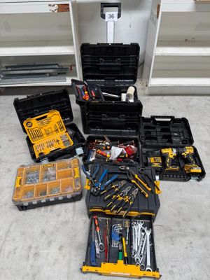 un grand nombre d'outils posés sur le sol